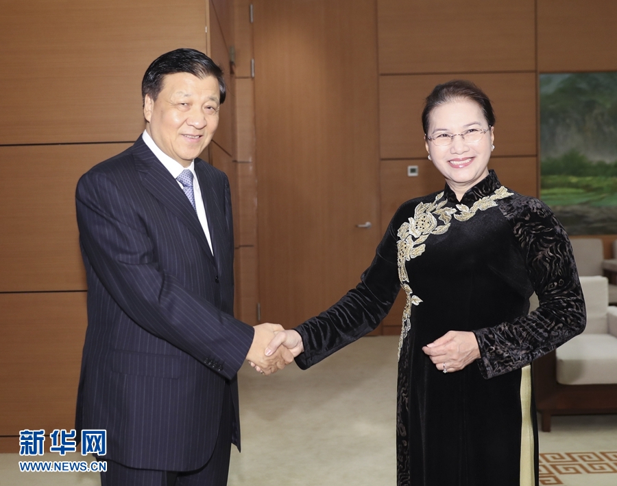 應(yīng)越南共產(chǎn)黨邀請，中共中央政治局常委、中央書記處書記劉云山9月18日至19日對越南進行正式訪問。這是9月19日，劉云山在河內(nèi)會見越南國會主席阮氏金銀。 新華社記者 丁林 攝