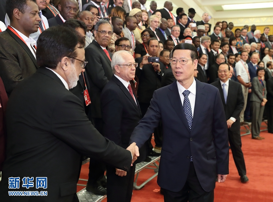 9月21日，中共中央政治局常委、國(guó)務(wù)院副總理張高麗在北京人民大會(huì)堂會(huì)見來(lái)華參加2017“一帶一路”媒體合作論壇的外方代表并回答大家關(guān)心的問題。新華社記者王曄攝 
