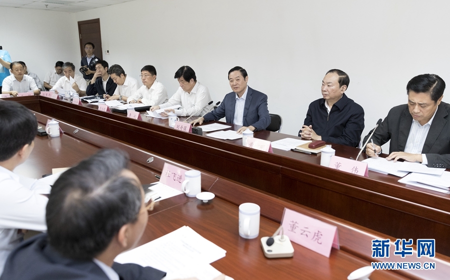 9月22日，中共中央政治局委員、中央書記處書記、中宣部部長(zhǎng)劉奇葆在北京調(diào)研京劇像音像工程情況。這是劉奇葆與有關(guān)方面負(fù)責(zé)同志座談交流。新華社記者 丁海濤 攝