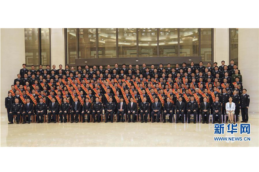 9月22日，“熱血鑄劍·丹心衛(wèi)民”全國公安百佳刑警推選活動揭曉儀式在北京舉行。中共中央政治局委員、中央政法委書記孟建柱會見當(dāng)選民警并觀看揭曉儀式。國務(wù)委員、公安部部長郭聲琨參加會見并觀看揭曉儀式。新華社記者 殷剛 攝