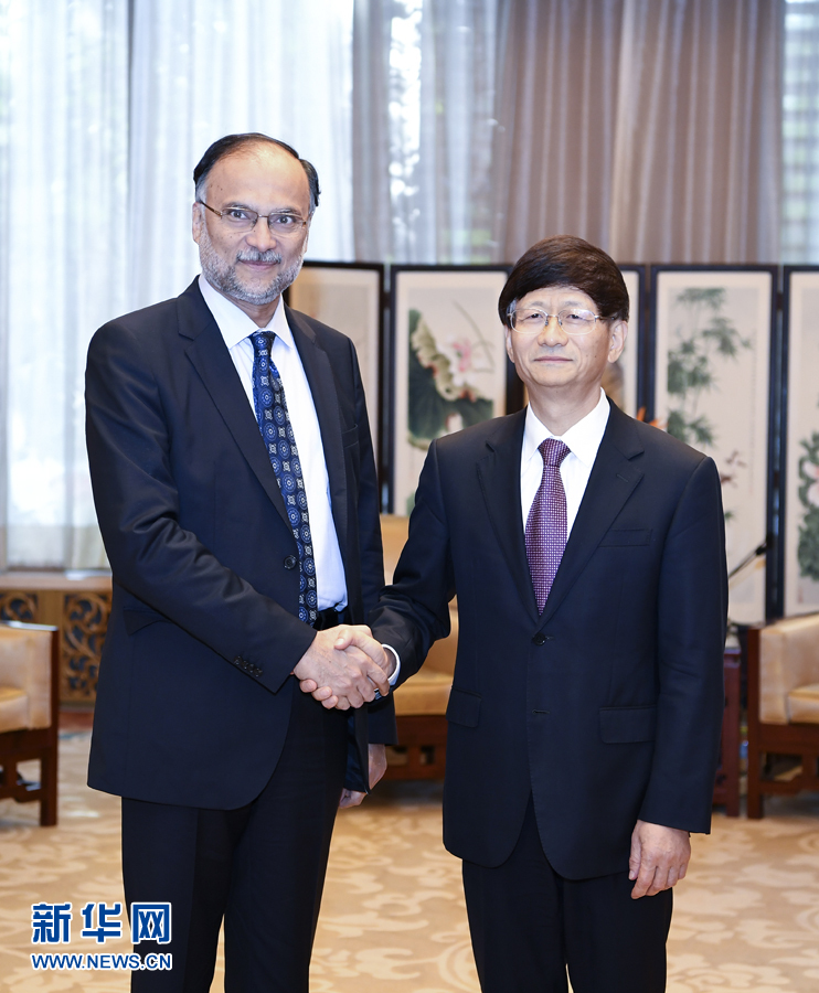 9月26日，中共中央政治局委員、中央政法委書記孟建柱在北京會(huì)見來華出席國際刑警組織第86屆全體大會(huì)的巴基斯坦內(nèi)政部長伊克巴爾。新華社記者 張領(lǐng) 攝