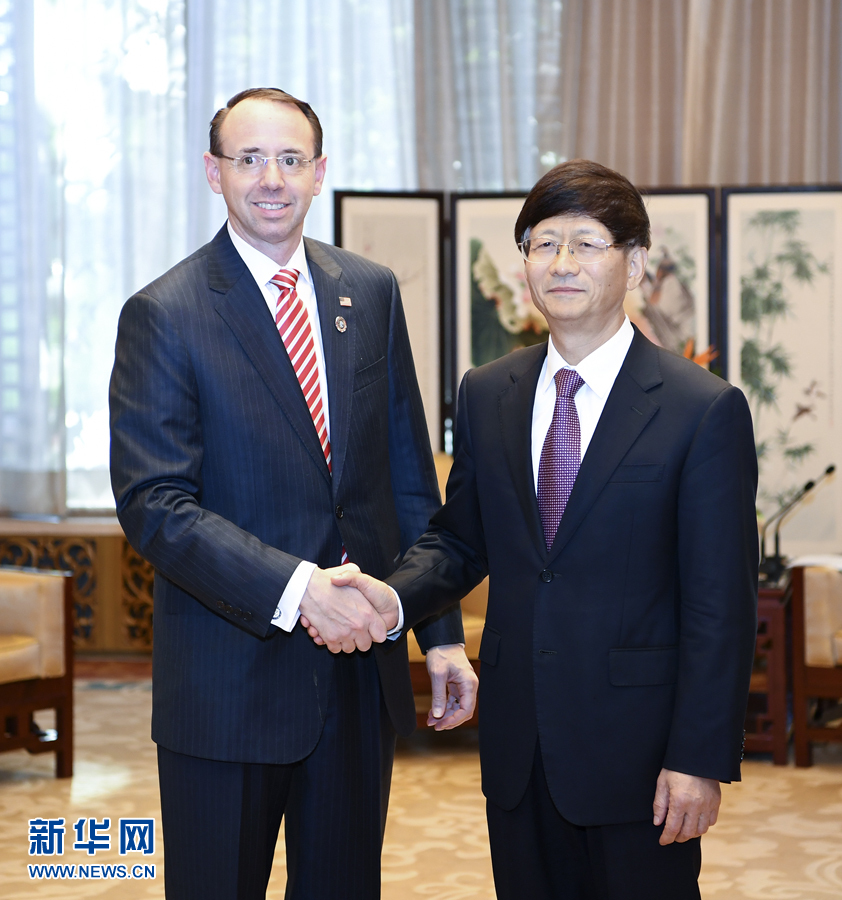 9月26日，中共中央政治局委員、中央政法委書記孟建柱在北京會(huì)見來華出席國際刑警組織第86屆全體大會(huì)的美國司法部常務(wù)副部長羅森斯坦。新華社記者 張領(lǐng) 攝