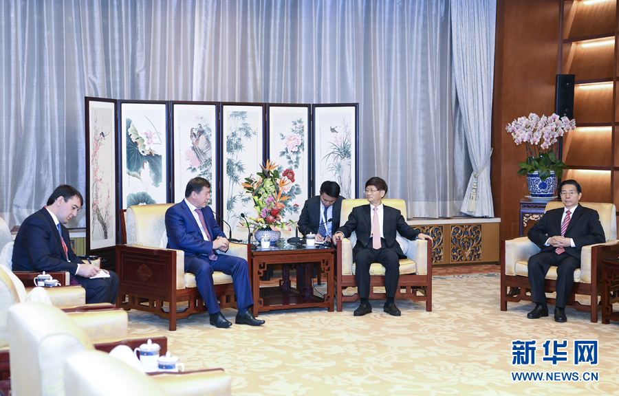 9月26日，中共中央政治局委員、中央政法委書記孟建柱在北京會(huì)見來華出席國際刑警組織第86屆全體大會(huì)的塔吉克斯坦內(nèi)務(wù)部長拉希姆佐達(dá)。國務(wù)委員、公安部部長郭聲琨參加有關(guān)會(huì)見。新華社記者 張領(lǐng) 攝