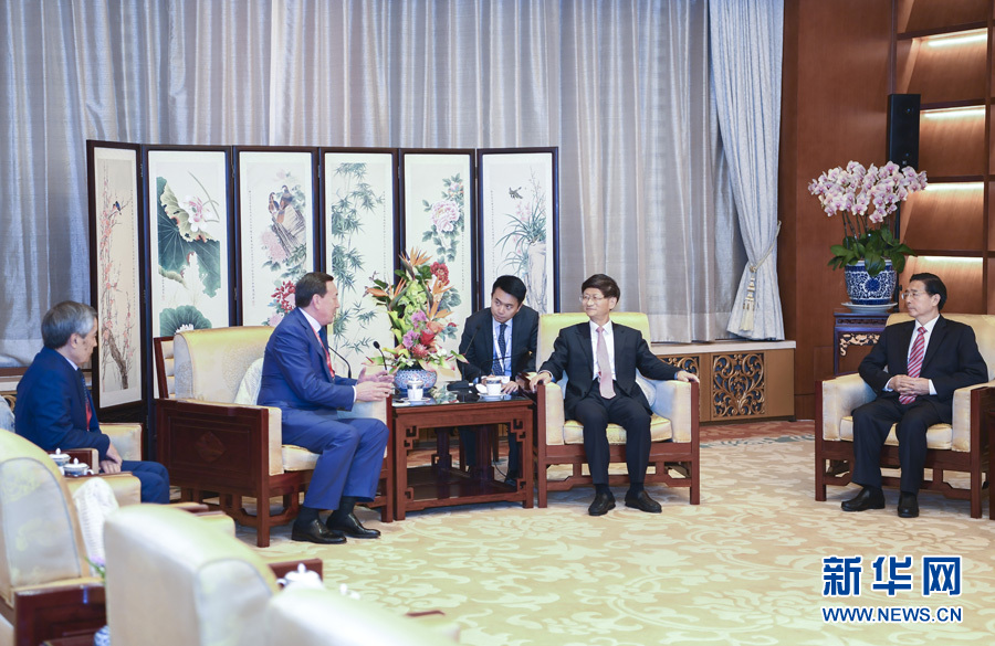9月26日，中共中央政治局委員、中央政法委書記孟建柱在北京會(huì)見來華出席國際刑警組織第86屆全體大會(huì)的哈薩克斯坦內(nèi)務(wù)部長卡西莫夫。國務(wù)委員、公安部部長郭聲琨參加有關(guān)會(huì)見。新華社記者 張領(lǐng) 攝