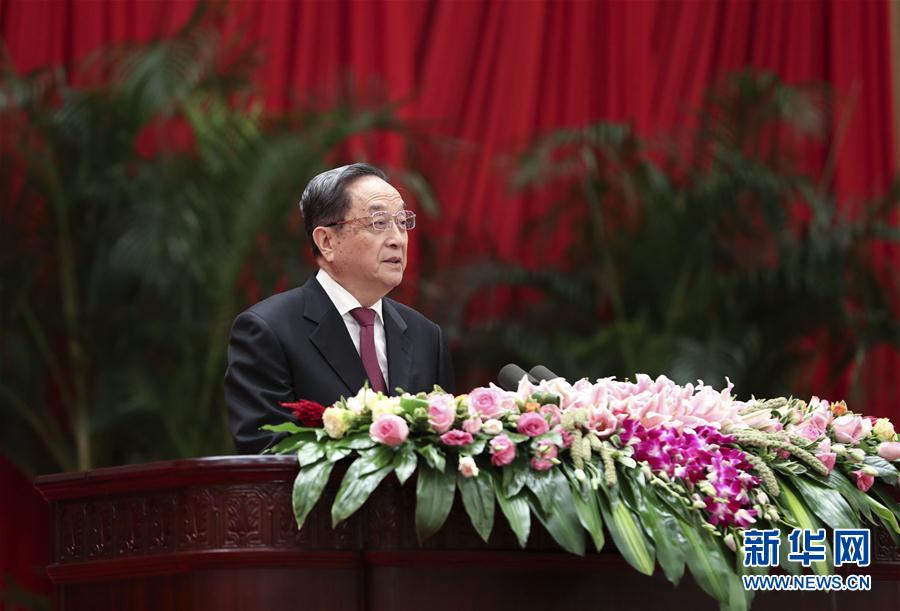 9月28日，全國政協(xié)辦公廳、中共中央統(tǒng)戰(zhàn)部、國務院僑辦、國務院港澳辦、國務院臺辦在北京人民大會堂聯(lián)合舉行國慶招待會。中共中央政治局常委、全國政協(xié)主席俞正聲與2800多名港澳臺僑各界代表歡聚一堂，慶祝中華人民共和國成立68周年。這是俞正聲在招待會上致辭。新華社記者 龐興雷 攝
