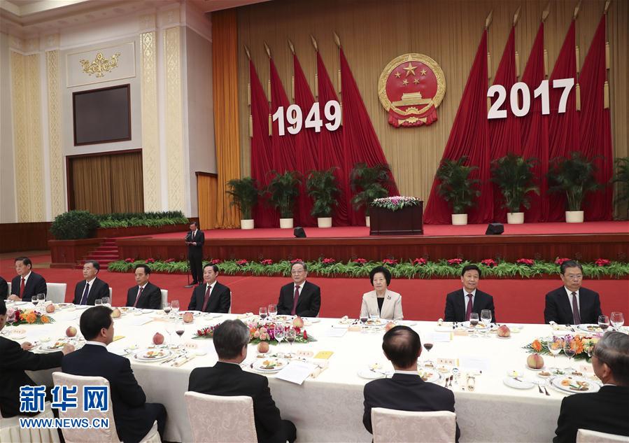 9月28日，全國政協(xié)辦公廳、中共中央統(tǒng)戰(zhàn)部、國務院僑辦、國務院港澳辦、國務院臺辦在北京人民大會堂聯(lián)合舉行國慶招待會。中共中央政治局常委、全國政協(xié)主席俞正聲與2800多名港澳臺僑各界代表歡聚一堂，慶祝中華人民共和國成立68周年。這是俞正聲在招待會上致辭。新華社記者 龐興雷 攝