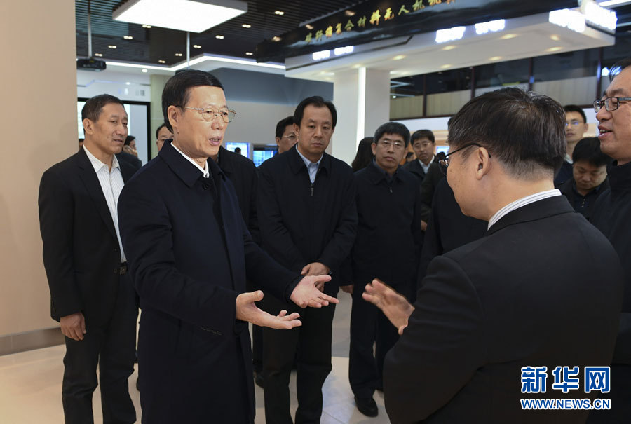 11月14日至15日，國務(wù)院副總理張高麗在黑龍江調(diào)研。這是11月14日，張高麗到黑龍江工業(yè)技術(shù)研究院成果展示中心，了解產(chǎn)學(xué)研結(jié)合推動創(chuàng)新發(fā)展情況。 新華社記者 高潔 攝