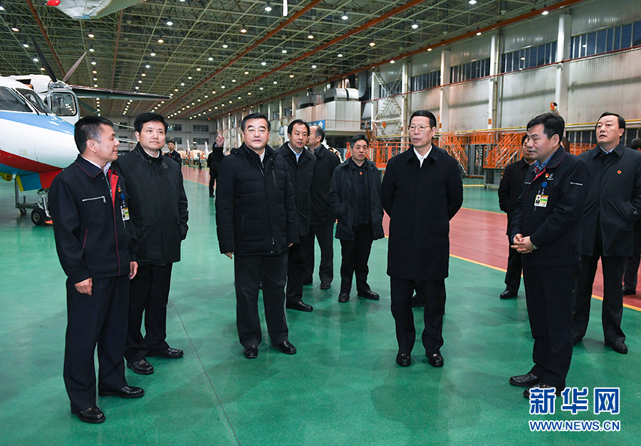 11月14日至15日，國務(wù)院副總理張高麗在黑龍江調(diào)研。這是11月14日，張高麗到哈爾濱飛機工業(yè)集團有限責(zé)任公司了解國有老企業(yè)轉(zhuǎn)型升級情況。 新華社記者 高潔 攝