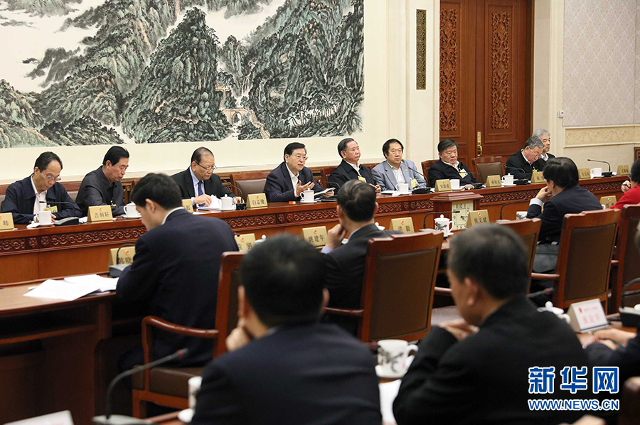 12月23日，十二屆全國人大常委會第三十一次會議舉行分組會議，審議監(jiān)察法草案二次審議稿等。張德江委員長參加審議。 新華社記者劉衛(wèi)兵攝