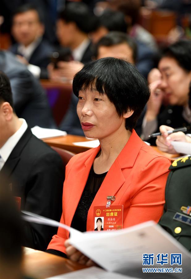 （兩會·履職影像記）（1）薛海英代表：關注農民工權益和城市環(huán)境