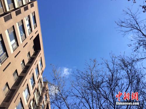 2017年12月7日，北京空氣質量較好，圖為北京豐臺區(qū)某小區(qū)拍到的藍天。<a target='_blank'  >中新網(wǎng)</a> 邱宇 攝