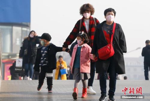 2016年12月19日，北京被霧霾籠罩，民眾戴防霧霾口罩出行。 <a target='_blank' >中新社</a>記者 杜洋 攝
