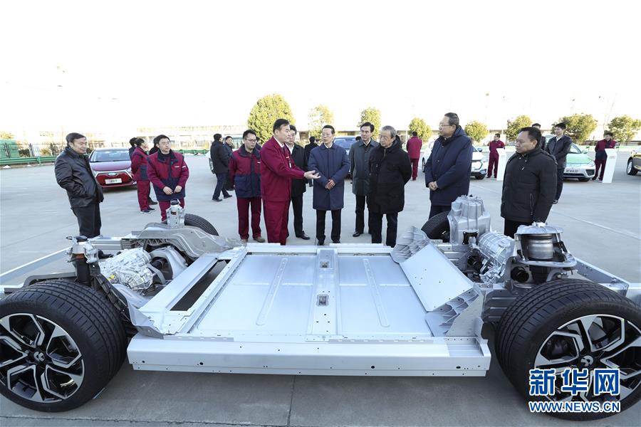 1月9日至10日，國務院副總理張高麗在安徽調(diào)研推動長江經(jīng)濟帶發(fā)展工作。這是1月9日，張高麗在江淮汽車股份有限公司了解企業(yè)生產(chǎn)經(jīng)營和參與國際產(chǎn)能合作情況。新華社記者 龐興雷 攝