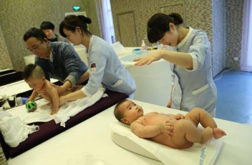 資料圖片：1月30日，母嬰家庭保健師在上海一家月子會(huì)所內(nèi)護(hù)理嬰兒。新華社記者 裴鑫 攝