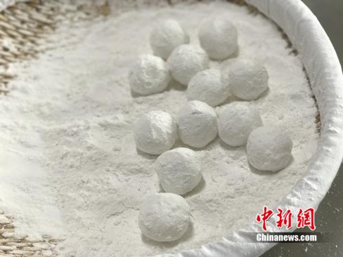制作元宵時(shí)，首先要將餡料做好，沾上水，再投進(jìn)盛滿糯米粉的笸籮內(nèi)搖。<a target='_blank'  ><p  align=