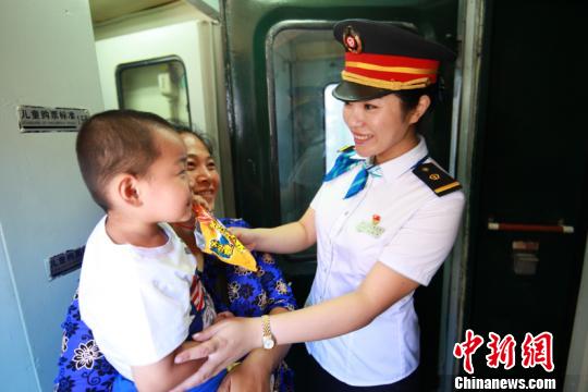 圖為列車員為旅客提供服務(wù)。(中國(guó)鐵路哈爾濱局集團(tuán)有限公司提供)