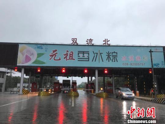 網(wǎng)傳車(chē)輛被淹的收費(fèi)站現(xiàn)狀?！＄娦?攝