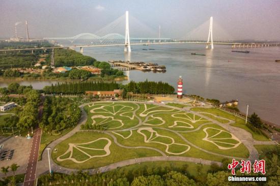 8月9日，航拍南京魚(yú)嘴濕地公園，旁邊就是南京第三長(zhǎng)江大橋。 <a target='_blank' >中新社</a>記者 泱波 攝