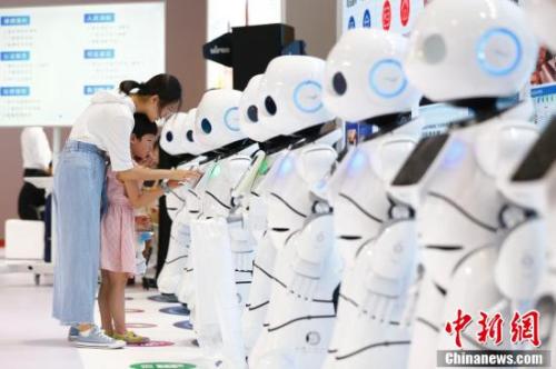圖為8月15日，2018世界機器人大會在北京亦創(chuàng)國際會展中心揭幕，160余家中外機器人領軍企業(yè)帶來的前沿產品集體亮相，讓觀眾直接感受科技改變生活。<a target='_blank' >中新社</a>記者 富田 攝