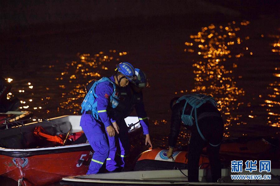（重慶公交車墜江事故·圖文互動）（1）夜幕降臨，重慶萬州公交客車墜江事故救援工作仍在進(jìn)行中