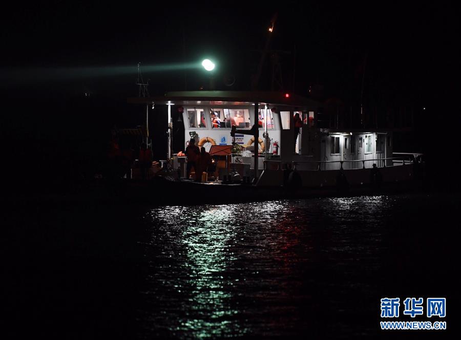 （重慶公交車墜江事故·圖文互動）（2）夜幕降臨，重慶萬州公交客車墜江事故救援工作仍在進(jìn)行中