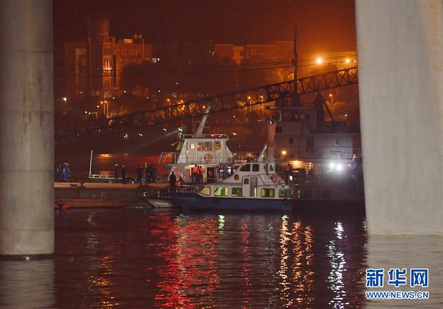 （重慶公交車墜江事故·圖文互動）（3）夜幕降臨，重慶萬州公交客車墜江事故救援工作仍在進(jìn)行中