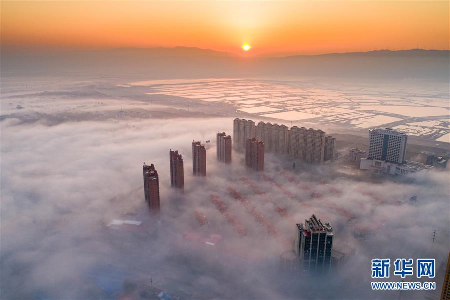 （鏡觀(guān)中國(guó)·新華社國(guó)內(nèi)照片一周精選）（10）平流霧景觀(guān)