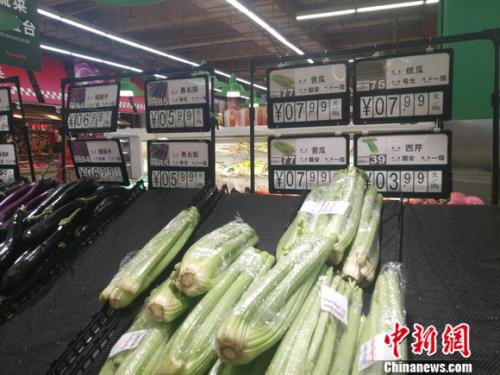 圖為超市里的蔬菜攤。正值晚間，一些菜已被人們買空。 謝藝觀 攝