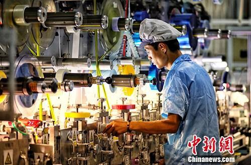 圖為江蘇鹽城一家企業(yè)內(nèi)的生產(chǎn)景象。<a target='_blank' ><p  align=