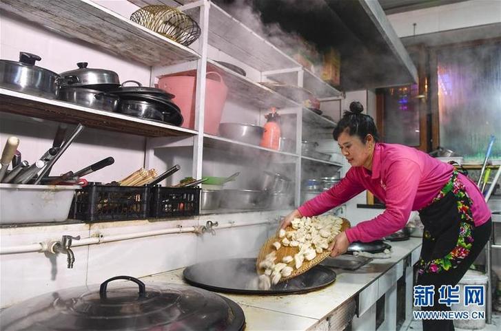（在習(xí)近平新時(shí)代中國特色社會(huì)主義思想指引下——新時(shí)代新作為新篇章·圖文互動(dòng)）（6）三年，從無名小屯到聲名遠(yuǎn)播——這個(gè)“雪鄉(xiāng)”是如何做到的？