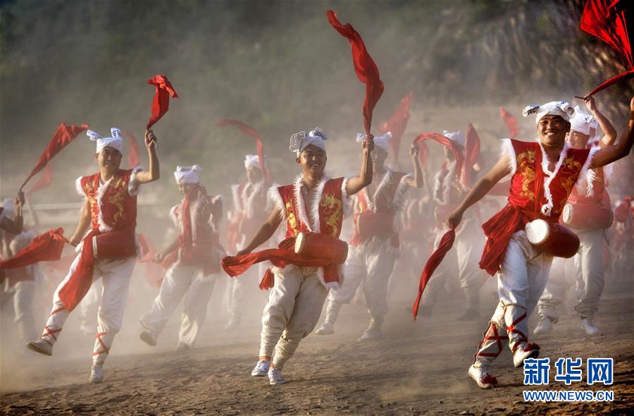（新華全媒頭條·迎接兩會(huì)特別報(bào)道·圖文互動(dòng)）（7）奮進(jìn)，向著第一個(gè)百年奮斗目標(biāo)——寫在2019年全國兩會(huì)召開之際
