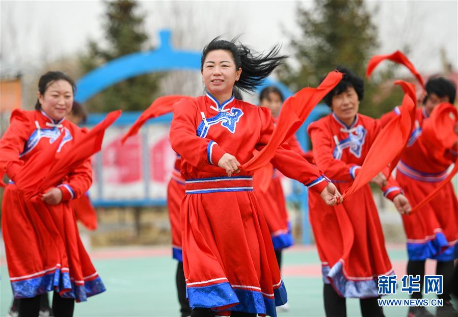 （壯麗70年·奮斗新時代·圖文互動）（1）情同一家，守望相助，共奔小康——內(nèi)蒙古興安盟巴彥敖包嘎查民族團結(jié)見聞