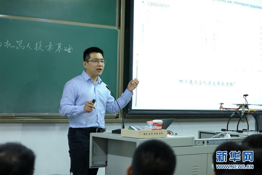 （圖文互動(dòng)）（1）心懷藍(lán)天　逐夢(mèng)云霄——記天津大學(xué)教授、一飛智控創(chuàng)始人齊俊桐