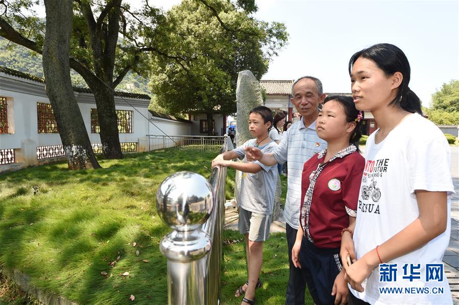 （壯麗70年·奮斗新時代——記者再走長征路·圖文互動）（3）“紅軍樹”下憶初心、守初心