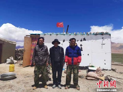 圖為黨確桑布和兩個兒子。 謝藝觀 攝