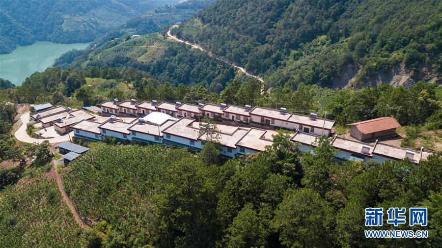 （在習(xí)近平新時代中國特色社會主義思想指引下——新時代新作為新篇章·總書記關(guān)心的百姓身邊事·圖文互動）（1）“四好農(nóng)村路”：通向幸福，通向遠方