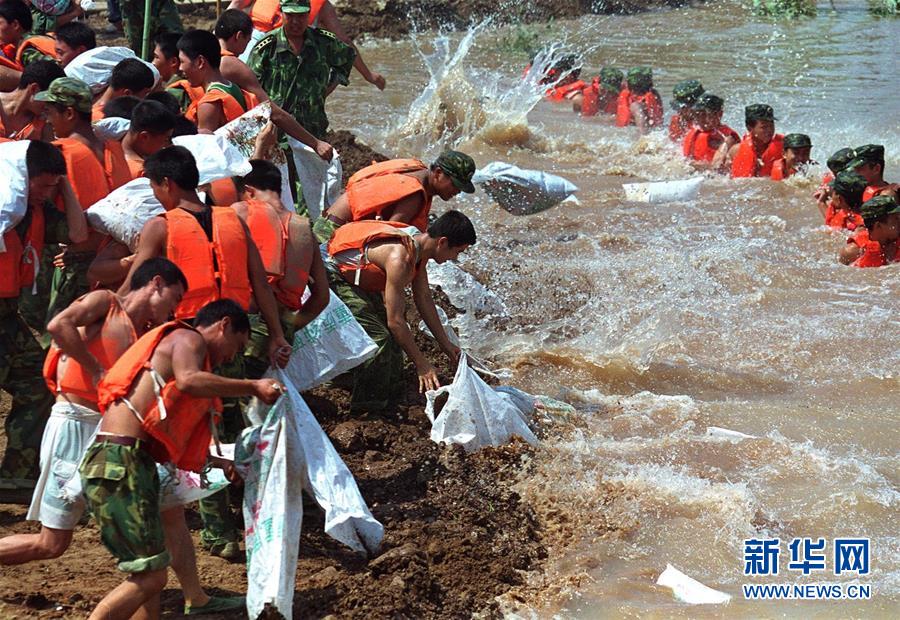 （圖文互動）（3）為了“中國號”巨輪揚(yáng)帆遠(yuǎn)航——中國共產(chǎn)黨領(lǐng)導(dǎo)下的人民軍隊忠于祖國、服務(wù)人民啟示錄
