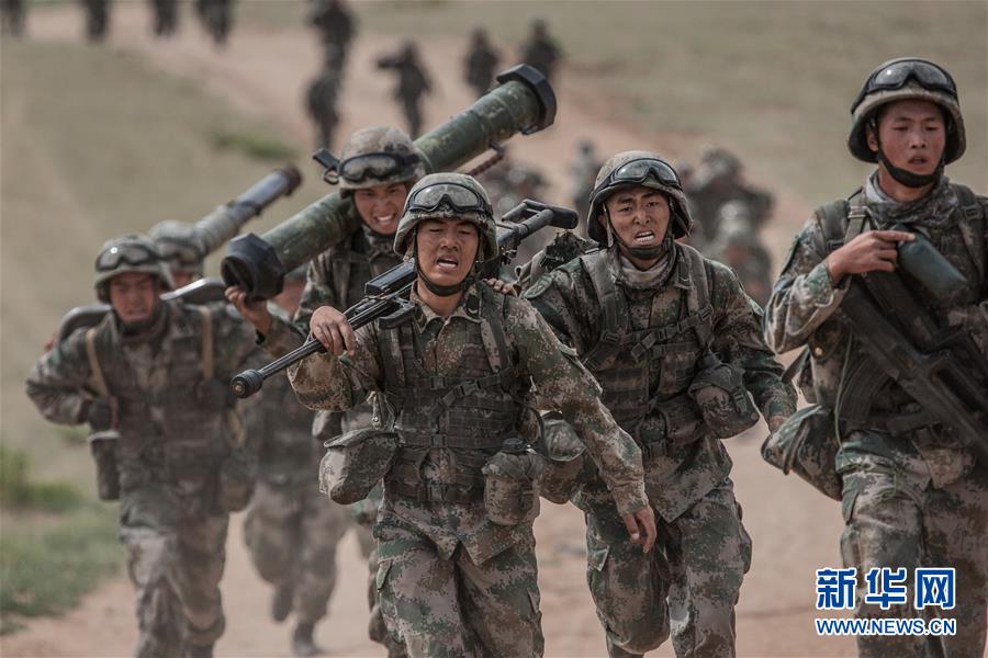 （新華全媒頭條·圖文互動(dòng)）（13）沿著中國特色強(qiáng)軍之路闊步前進(jìn)——黨中央、中央軍委領(lǐng)導(dǎo)推進(jìn)國防和軍隊(duì)建設(shè)70年紀(jì)實(shí)