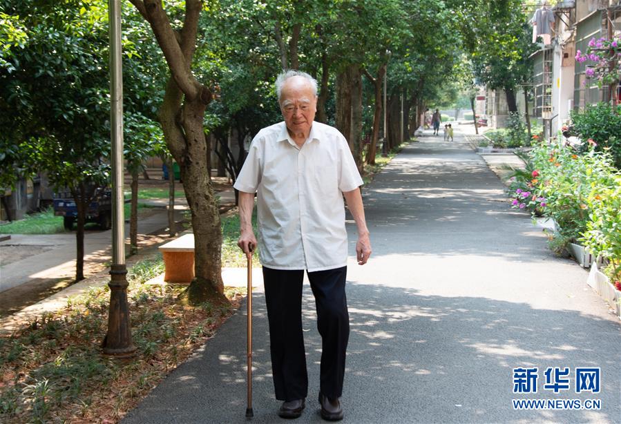 （新華全媒頭條·圖文互動）（9）滄海橫流 信仰彌堅(jiān)——記共產(chǎn)黨員、湘潭大學(xué)九旬教授滄南