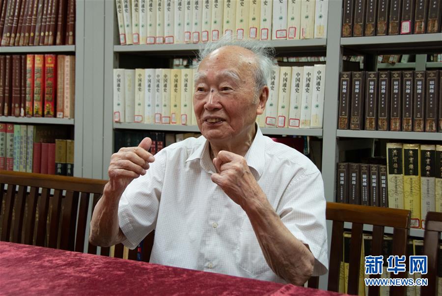 （新華全媒頭條·圖文互動）（5）滄海橫流 信仰彌堅(jiān)——記共產(chǎn)黨員、湘潭大學(xué)九旬教授滄南