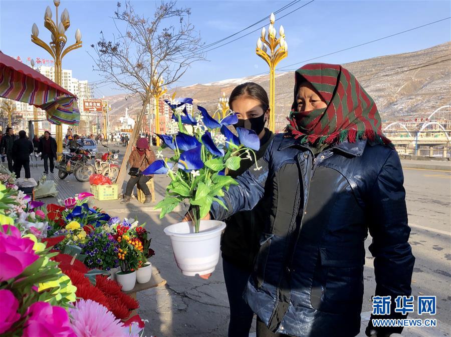 （新春走基層·圖文互動(dòng)）（2）“只要備好年貨，新的一年就可以風(fēng)調(diào)雨順”——臘月藏區(qū)年貨市場(chǎng)見(jiàn)聞