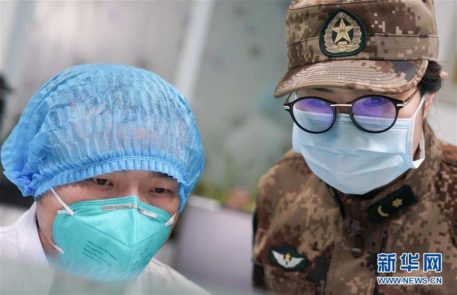 （新華全媒頭條·圖文互動）（4）黨旗，高高飄揚在防控疫情斗爭第一線——各級黨組織和廣大黨員干部投身疫情防控阻擊戰(zhàn)紀(jì)實