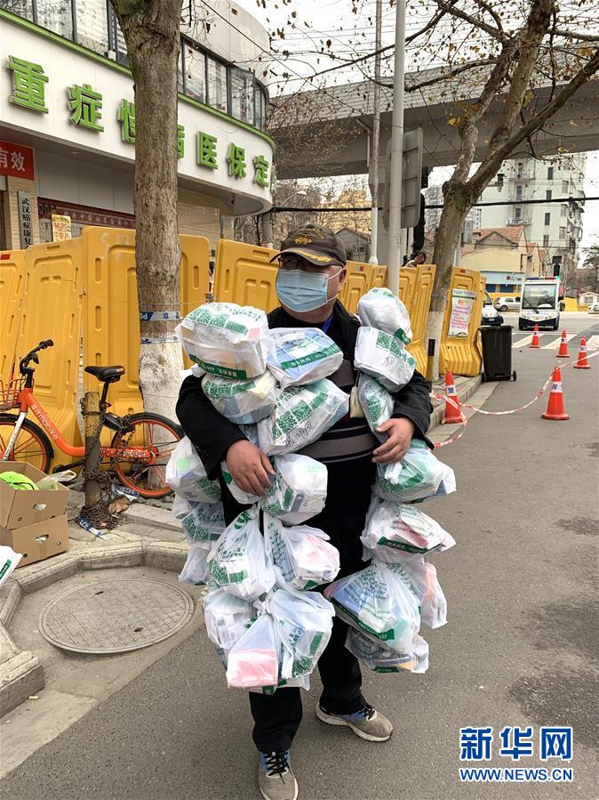 （新華全媒頭條·圖文互動）（1）守望相助，堅忍不拔——致敬武漢戰(zhàn)“疫”中千千萬萬個平凡英雄
