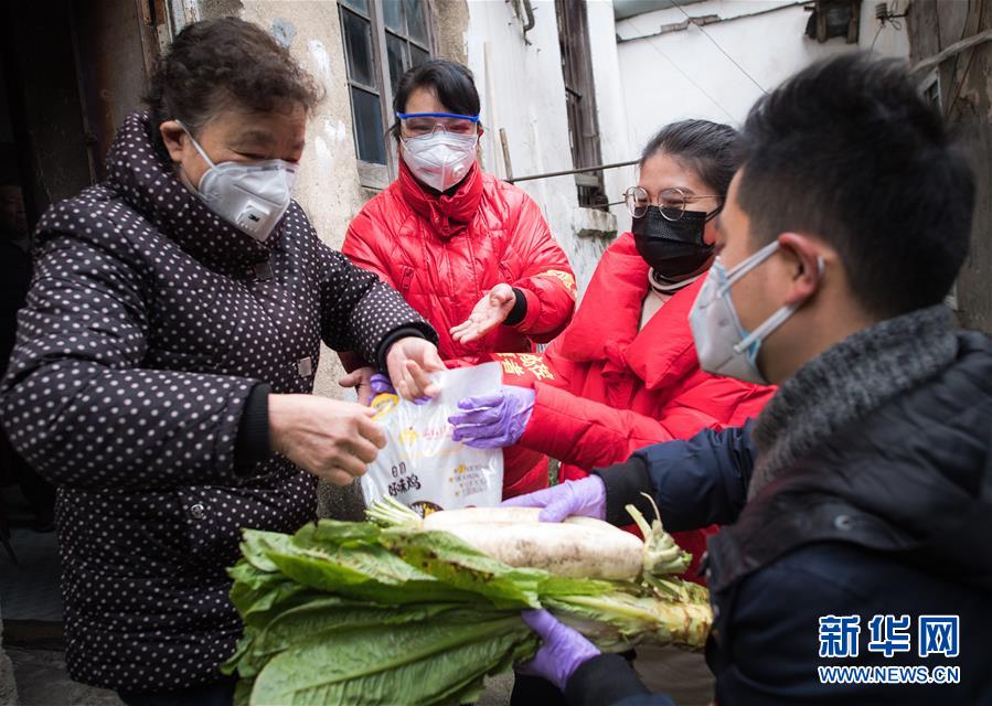 （新華全媒頭條·圖文互動）（10）守望相助，堅忍不拔——致敬武漢戰(zhàn)“疫”中千千萬萬個平凡英雄