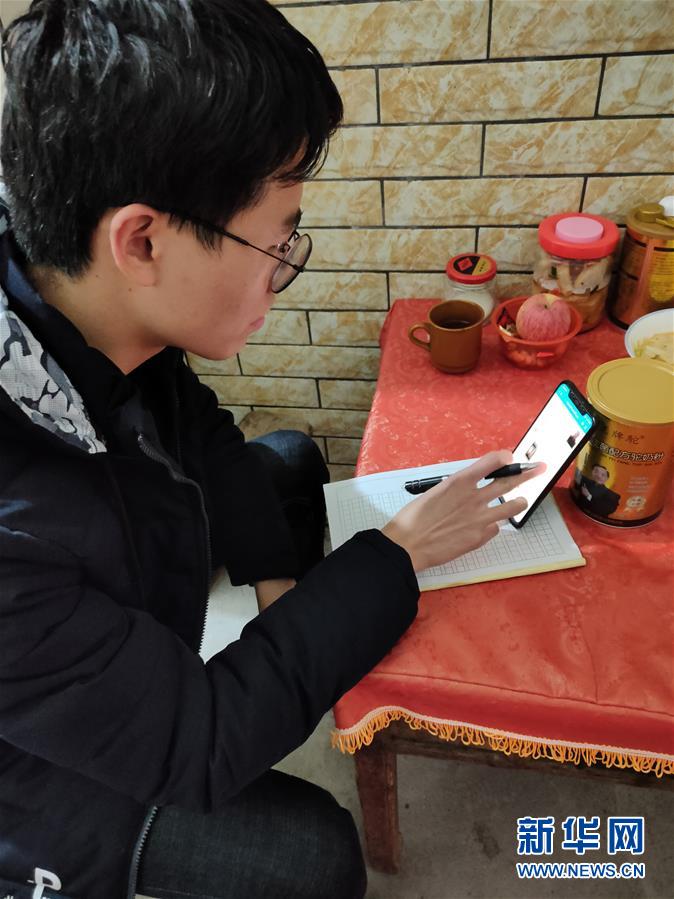 （新華網(wǎng)·圖文互動）（1）為“逆行者”后方護(hù)航，這些大學(xué)生的假期不一般