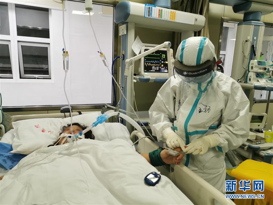 （一線抗疫群英譜·圖文互動(dòng)）（2）生命之光，溫暖“無(wú)面之交”——記抗疫一線重癥監(jiān)護(hù)室90后護(hù)士金鈺 