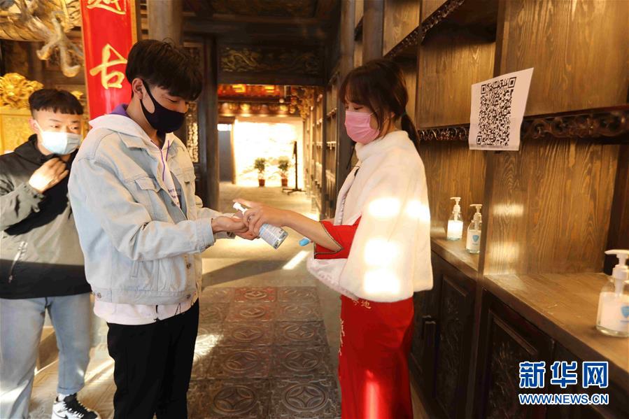 （圖文互動(dòng)）（5）特寫：限人數(shù)、分餐吃、用公筷——偏遠(yuǎn)小城“吃飯”見聞