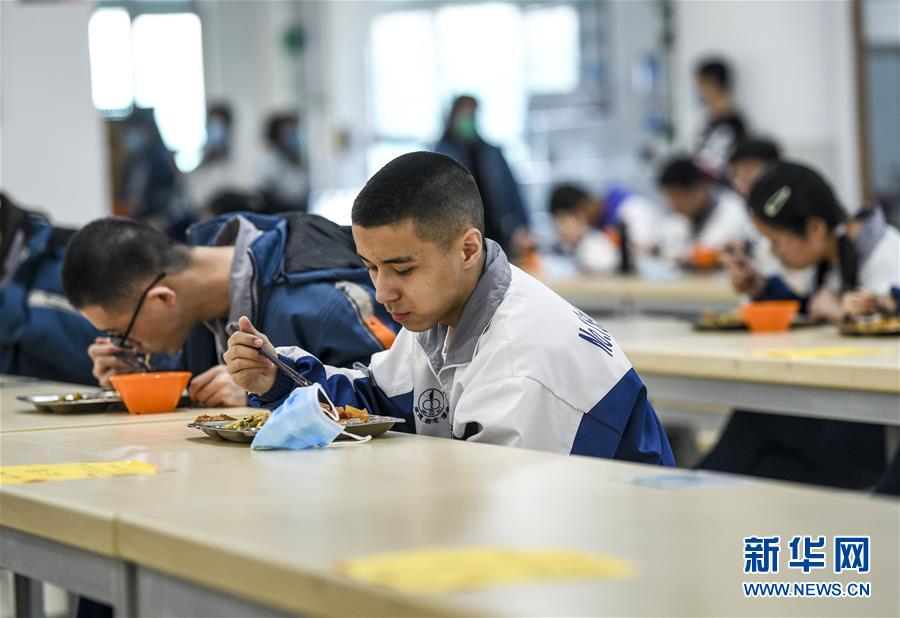 （圖文互動）（6）“早”安同學，“早”安老師！——新疆初高中畢業(yè)班復課一周回訪見聞