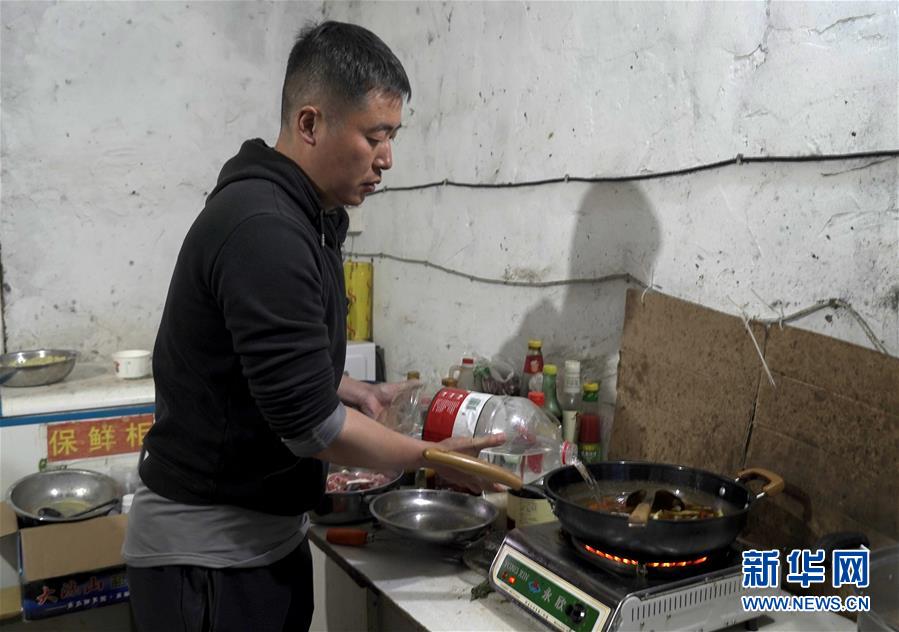 （決戰(zhàn)決勝脫貧攻堅·圖文互動）記者手記：觸摸改變，面對挑戰(zhàn)，感受新生——在大涼山腹地蹲點(diǎn)的日與夜