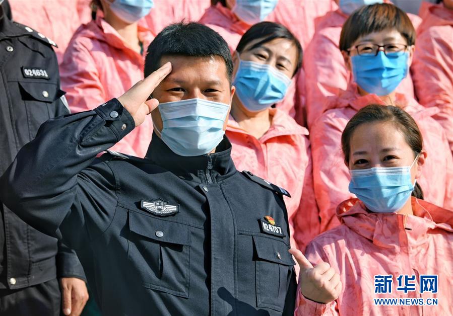 （習近平致敬的戰(zhàn)“疫”英雄·公安干警篇·圖文互動）（1）他們，抗疫一線鑄警魂